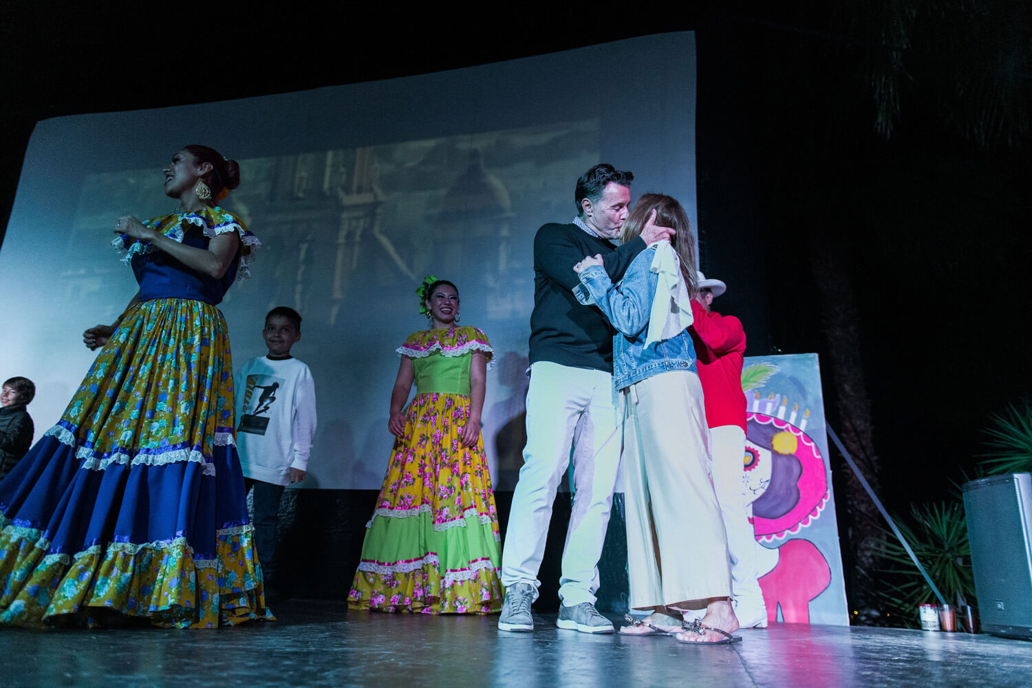 couple kiss on stage mexican dancers villa del palmar