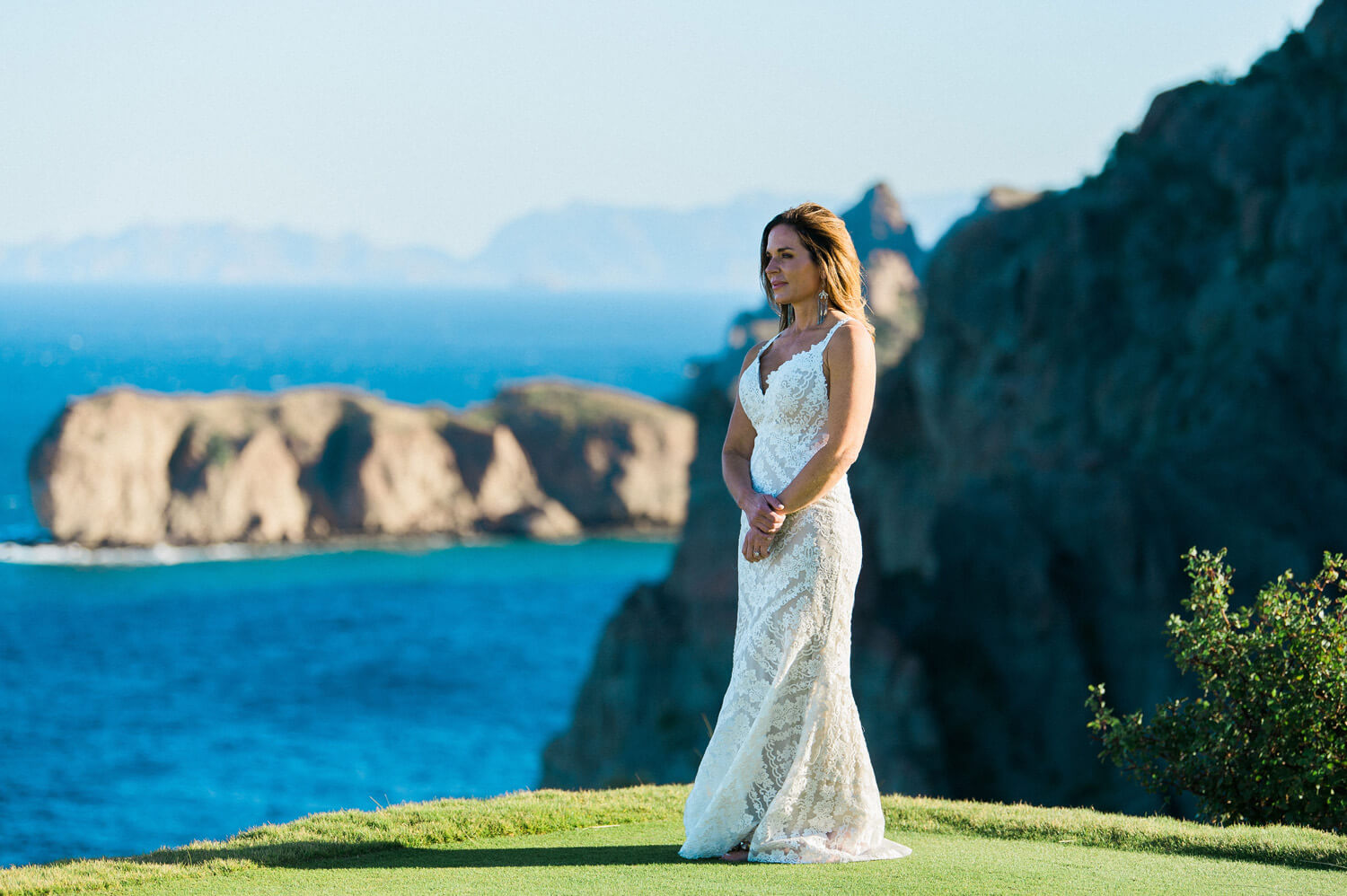 bride poses 17th hole villa del palmar sea of cortez islands